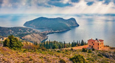 Asos yarımadasının ve kasabanın puslu bahar manzarası. İyon Denizi 'nin muhteşem deniz manzarası. Kephalonia adası, Yunanistan, Avrupa 'nın inanılmaz manzarası. Seyahat konsepti arka planı. 