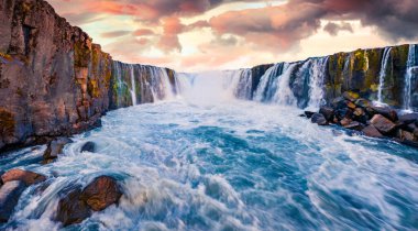 Selfoss Şelalesi 'nin uçan insansız hava aracından inanılmaz bir sabah manzarası. Jokulsa 'da harika bir yaz gündoğumu bir Fjollum nehri, Jokulsargljufur Ulusal Parkı. İzlanda, Avrupa 'nın dramatik açık hava sahnesi. 