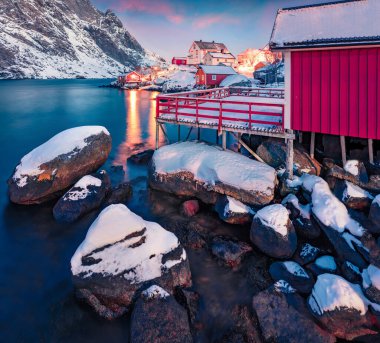 Lofoten Adaları 'ndaki ünlü Nusfjord kasabasının boş kıyısı. Norveç, Avrupa 'da inanılmaz bir gün batımı. Norveç denizinin harika akşam deniz manzarası. Kutup dairesi üzerinde yaşam.