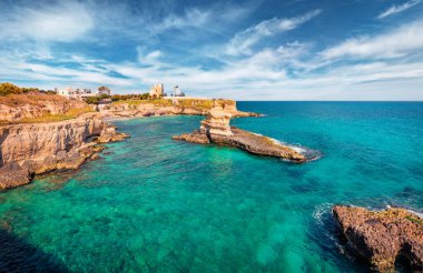 Popüler turistlerin ilgi odağı Torre Sant 'Andrea' nın muhteşem bahar manzarası. Adriyatik Denizi, Torre Sant 'Andrea Köyü, Apulia Bölgesi, İtalya ve Avrupa' nın büyüleyici deniz manzarası. 