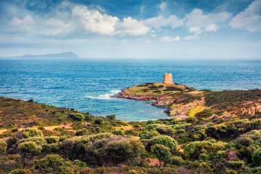 Arka planda Torre di Pixinni kulesi olan Piscinni Körfezi. Sardunya adasında, İtalya 'da, Avrupa' da muhteşem bir yaz sabahı. Harika bir Akdeniz manzarası. Doğa konseptinin güzelliği.
