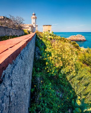 Zafferano pelerinin ve eski deniz fenerinin muhteşem sabah manzarası. Akdeniz, Sicilya, İtalya ve Avrupa 'nın çekici bahar deniz manzarası. Seyahat konsepti arka planı.