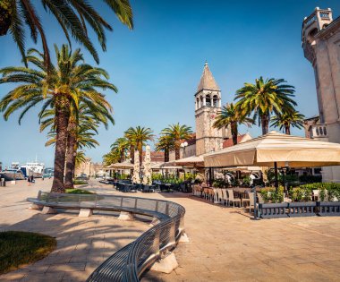 Hırvatistan gezisi. Trogir 'in büyüleyici yaz şehri. Eski Adriyatik kasabasındaki Parlak Moning Caddesi. Akdeniz ülkelerinin güzel dünyası. Seyahat konsepti arka planı.