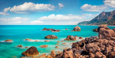 Avali Sahili 'nin sakin bir sabahı. İyon Denizi 'nin şaşırtıcı bahar deniz manzarası. Lefkada Adası, Yunanistan, Avrupa 'nın heyecan verici açık hava sahnesi. Doğa konseptinin güzelliği.