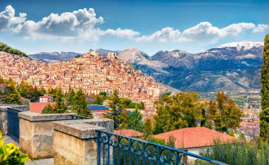 Morano Calabro şehrinin harika bahar manzarası. İtalya, Avrupa 'nın muhteşem sabah manzarası. Akdeniz ülkelerinin güzel dünyası. Seyahat konsepti arka planı.