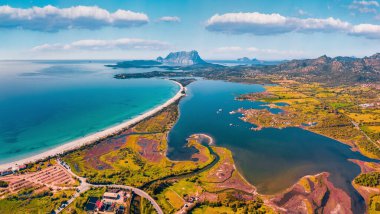 Uçan İHA 'nın görüntüsü. La Cinta plajının nefes kesici yaz manzarası. İtalya, Avrupa 'daki Sardunya adasının sabah hava manzarası. Güzel Akdeniz deniz manzarası. Seyahat konsepti arka planı