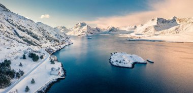 Arka planda Kakernbrua köprüsü olan Andopen fiyordunun soğuk sabah görüntüsü. Norveç denizinin güzel kışın deniz manzarası, Lofoten Adaları takımadaları, Norveç, Avrupa.