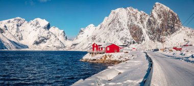 Lofoten Adaları 'ndaki Hamnoy köyünün panoramik kış manzarası. Taze kar, Norveç 'in tepelerini ve kıyılarını kaplıyor. Norveç, Avrupa 'nın göz kamaştırıcı sabah manzarası. Kutup dairesi üzerinde yaşam.