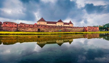 Ortaçağ Fagaras Kalesi 'nin panoramik yaz manzarası. Transilvanya, Romanya, Avrupa 'nın dramatik akşam manzarası. Seyahat konsepti arka planı.