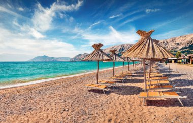 Baska Sahili 'nin muhteşem sabah sahnesi. Adriyatik Denizi, Baska kasabası, Krk Adası, Kvarner Körfezi takımadaları, Hırvatistan ve Avrupa 'nın romantik yaz deniz manzarası. Akdeniz ülkelerinin güzel dünyası. 