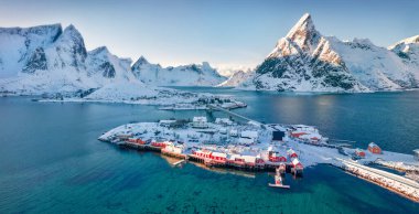 Güzel kış manzarası. Hamnoy köyünün uçan insansız hava aracından çarpıcı kış manzarası. Norveç, Avrupa 'daki Lofoten Adası' nın dondurucu sabah manzarası. Norveç 'in parlak deniz manzarası.
