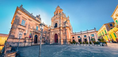 Duomo San Giorgio ile Boş Piazza Duomo Meydanı - Barok Katolik Kilisesi. Ragusa, Sicilya, İtalya ve Avrupa 'nın renkli sabah manzarası. Seyahat konsepti geçmişi. Geniş açı resmi.