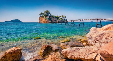 Cameo Adası 'nın muhteşem açık hava sahnesi. Port Sostis, Zakinthos Adası, Yunanistan ve Avrupa 'da güneşli bir sabah. Doğa konseptinin güzelliği.