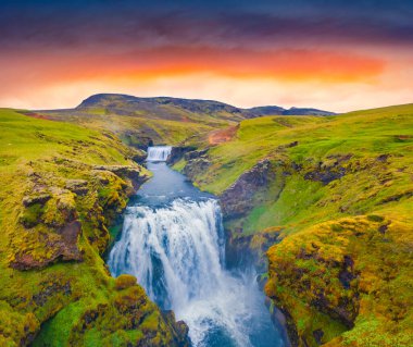 Skoga nehrinde iki çağlayan şelale. Ünlü Skogafoss şelalesinden nehrin tepesine yapılan turist yürüyüşünden inanılmaz bir yaz manzarası. İzlanda, Avrupa 'da şaşırtıcı gün doğumu.