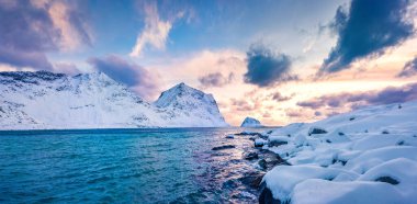 Şiddetli kar yağışı sonrası Vik Sahili 'nin insansız hava aracı görüntüsü. Lofoten Adaları 'nın çekici akşam manzarası. Norveç, Avrupa 'da kış günbatımı inanılmazdır. Norveç denizinin dramatik deniz manzarası. 