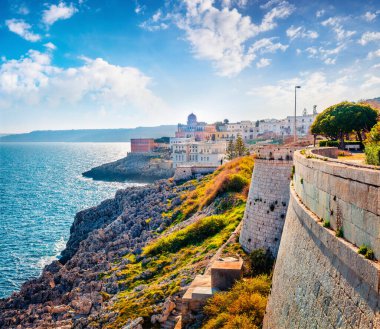 Santa Cesarea Terme 'nin güneşli bahar şehri - Lecce, Apulia, güney İtalya, Avrupa' da bir kasaba ve komün. Adriyatik Denizi 'nin büyüleyici sabah deniz manzarası. Seyahat konsepti arka planı.