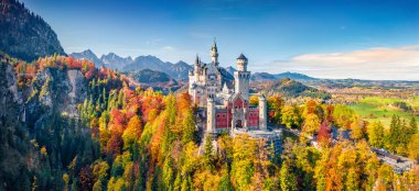 Neuschwanstein Kalesi 'nin uçan insansız hava aracı panoramik görüntüsü, 19. yüzyıl tepe üstü peri masalı kalesi. Bavyera 'nın heyecanlı sabah manzarası. Muhteşem Alpler manzarası, Almanya, Avrupa. Seyahat konsepti arka planı.