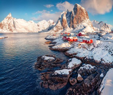 Manzara fotoğrafçılığı. Lofoten Adaları 'ndaki Hamnoy köyünün parlak kış manzarası. Norveç denizi, Norveç, Avrupa 'nın resimli sabah deniz manzarası. Kutup dairesi üzerinde yaşam.
