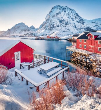Popüler turizm beldesi için güneşli bir gün - Sorvagen limanı, arkada Tindstinden Mount, Norveç, Avrupa. Lofoten Adaları 'nın muhteşem kış manzarası. Kutup dairesi üzerinde yaşam