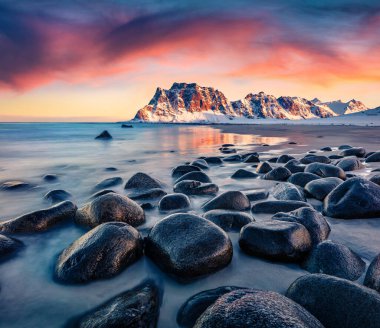 Haukland Beach, Vastvagoy 'un sakin bahar manzarası. Lofoten Adası, Norveç, Avrupa 'nın inanılmaz sabah manzarası. Norveç denizinin resimli deniz manzarası. Doğa konseptinin güzelliği.