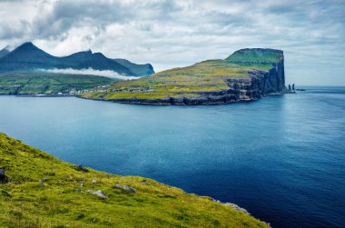 Eidi köyünün kasvetli yaz manzarası. Eysturoy Adası 'nın güzel bir sabah manzarası. Faroe Adaları, Danimarka, Avrupa 'nın puslu manzarası. Doğa konseptinin güzelliği.