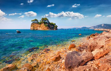 Cameo Adası 'nın çekici bahar manzarası. Port Sostis, Zakinthos adası, Yunanistan, Avrupa 'nın güneşli sabah manzarası. Doğa konseptinin güzelliği.
