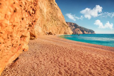 Porto Katsiki Sahili 'nin renkli yaz manzarası. İyon Denizi 'nin canlı deniz manzarası. Lefkada Adası, Yunanistan, Avrupa 'nın güneşli manzarası. Doğa konseptinin güzelliği.