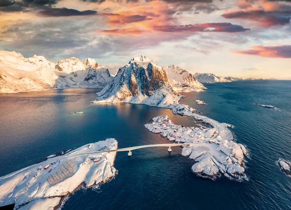 ノルウェー ヨーロッパを背景にFestatheltendenマウントとハムニー港の飛行ドローンからエキゾチックな朝の景色 ロフテン島の素晴らしい屋外シーン ノルウェーの海の美しい冬の海 — ストック写真