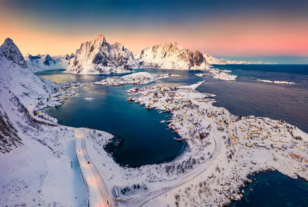 인기있는 관광지인 마을을 비행기로 여행하는 풍경이다 노르웨이 로포텐 제도의 아름다운 — 스톡 사진
