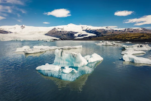 Flutuação Icebergs Azuis Lagoa Glaciar Jokulsarlon Vista Drone Voador Cena — Fotografia de Stock