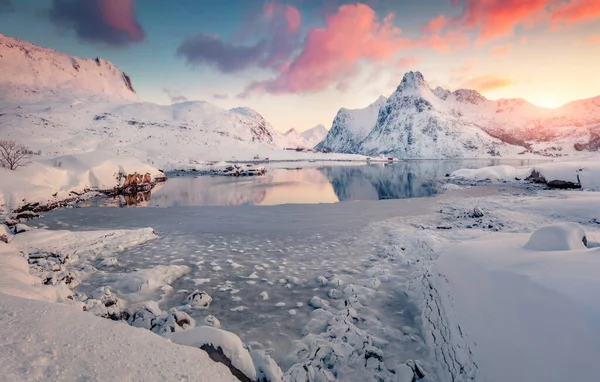 极地上空隆重的冬日日出 在Flakstadoya岛上令人惊叹的Boosen Fjord 背景为胡斯廷登山脉的洛福顿岛多姿多彩的晨景 — 图库照片