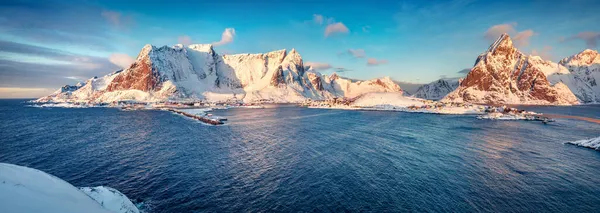 ライン町のパノラマの朝の街並み 背景にReinebringenピークとロフテン島の豪華な景色 ノルウェーの海の寒い冬のシーン 風景写真 — ストック写真