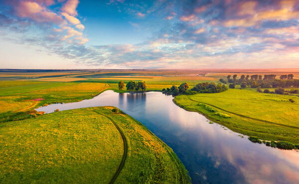 Невероятный летний восход солнца на озере Стара-Брикулия, Тернопольская область. Впечатляющая сельская сцена из летающего беспилотника украинской деревни. Концептуальный фон путешествия.