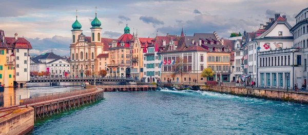 Charme Antiker Städte Europas Morgenpanorama Der Jesuitenkirche Schöne Herbstliche Stadtlandschaft Stockfoto