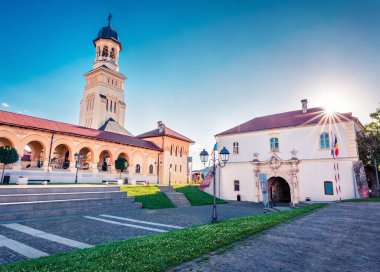 Alba Iulia Kalesi 'ndeki Ortodoks Katedrali' nin güneşli yaz manzarası. Transilvanya, Iulia Alba şehri, Romanya, Avrupa 'nın göz kamaştırıcı sabah manzarası. Seyahat konsepti arka planı.
