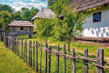 Geleneksel Romen köylü evlerinin büyüleyici yaz manzarası. Transilvanya, Romanya, Avrupa 'nın inanılmaz kırsal manzarası. Kırsal konseptin güzelliği.