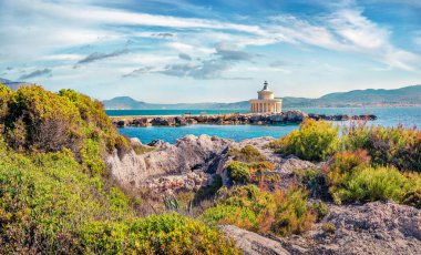 Aziz Theodore deniz fenerinin büyüleyici bahar manzarası. Argostoli Vilagito Torony Doğa Koruma Alanı 'nın güneşli sabah manzarası. Kefalonia Adası, Argostoli şehir merkezi, Yunanistan.