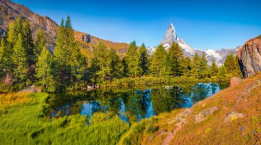 Grindjisee Gölü 'nün heyecanlı sabah sahnesi. İsviçre Alpleri 'ndeki Matterhorn (Monte Cervino, Mont Cervin) zirvesi, Zermatt konumu, Valais kantonu, İsviçre, Avrupa.