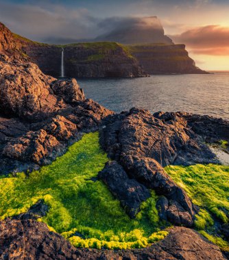 Dramatik yaz manzarası. Mulafossur Şelalesi 'nin şaşırtıcı sabah sahnesi. Vagar Adası, Faroe Adaları, Danimarka, Avrupa 'da etkileyici bir yaz gündoğumu. Seyahat konsepti arka planı