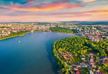 Ternopil Gölü 'nün uçan insansız hava aracı görüntüsü. Seret Nehri 'nde muhteşem bir yaz günbatımı. Ternopil kasabası, Ukrayna, Avrupa 'nın güzel sabah manzarası. Seyahat konsepti arka planı.
