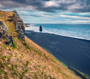 Popüler turizm merkezi Hvitserkur ile Atlantik Okyanusu 'nun dramatik yaz deniz manzarası, devasa bazalt yığını. Vatnsnes yarımadasının doğu kıyısının kasvetli sabah manzarası, İzlanda, Avrupa. 