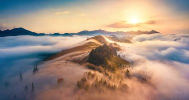Hava manzarası fotoğrafçılığı. Carpathian dağlarında inanılmaz bir gün doğumu. Sisli vadinin insansız hava aracından mükemmel bir sabah manzarası. Yoğun sis dağ sıralarına yayılıyor.. 