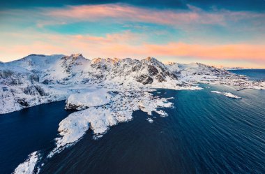 Lofoten Adaları 'nın güneyindeki egzotik adı A, Norveç, Avrupa' nın insansız hava aracının görüntüsü. Norveç Denizi 'nin parlak sabah deniz manzarası. Doğanın güzelliği kutup dairesinden üstündür..