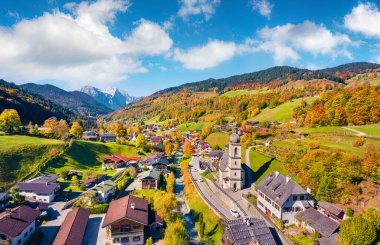 Hava manzarası fotoğrafçılığı. St. Sebastian Kilisesi 'nin insansız hava aracından harika bir sonbahar manzarası. Bavyera Alpleri 'nin güneşli sabah manzarası, Ramsau köyü, Almanya, Avrupa.