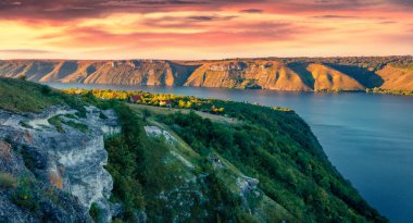 Bakotska Körfezi 'nin büyüleyici sabah manzarası. Dnister nehri, Ukrayna, Avrupa 'da renkli bir yaz gündoğumu. Doğa konseptinin güzelliği. Peyzaj fotoğrafçılığı