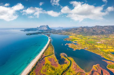 La Cinta sahilinin uçan insansız hava aracından muhteşem bir sabah manzarası. Sardunya Adası, İtalya, Avrupa 'nın fantastik yaz manzarası. Güzel Akdeniz deniz manzarası. Seyahat konsepti arka planı.