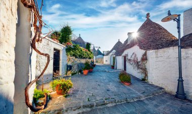 Trullo (trulli) ile sabah yürüyüşü heyecan verici - konik çatılı geleneksel Apulian kuru taş kulübe. Alberobello şehrinin muhteşem ilkbahar şehri, Bari ili, Apulia bölgesi, İtalya ve Avrupa.