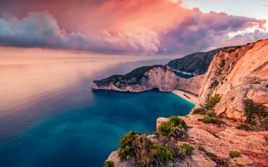 Batık Plajı 'nda muhteşem bir yaz günbatımı. İyon Denizi, Zakinthos Adası, Yunanistan ve Avrupa 'nın muhteşem deniz manzarası. Doğa konseptinin güzelliği. 