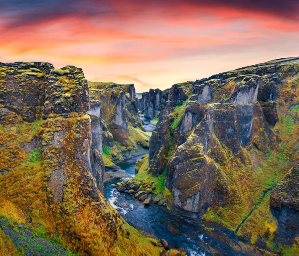 Vista Dal Drone Volante Fjadrargljufur Canyon Fiume Scena Estiva Drammatica — Foto Stock