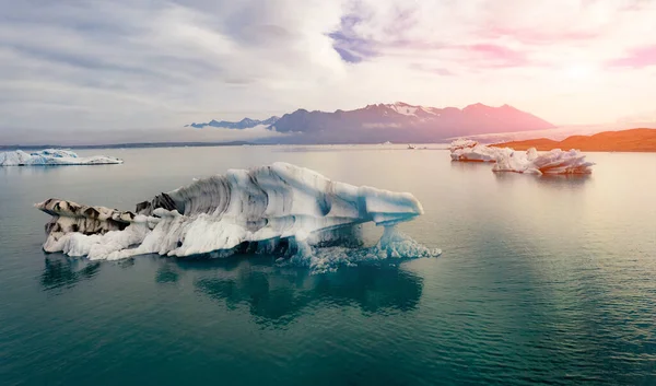Icebergs Flotantes Laguna Glaciar Jokulsarlon Niebla Mañana Colorido Amanecer Verano —  Fotos de Stock